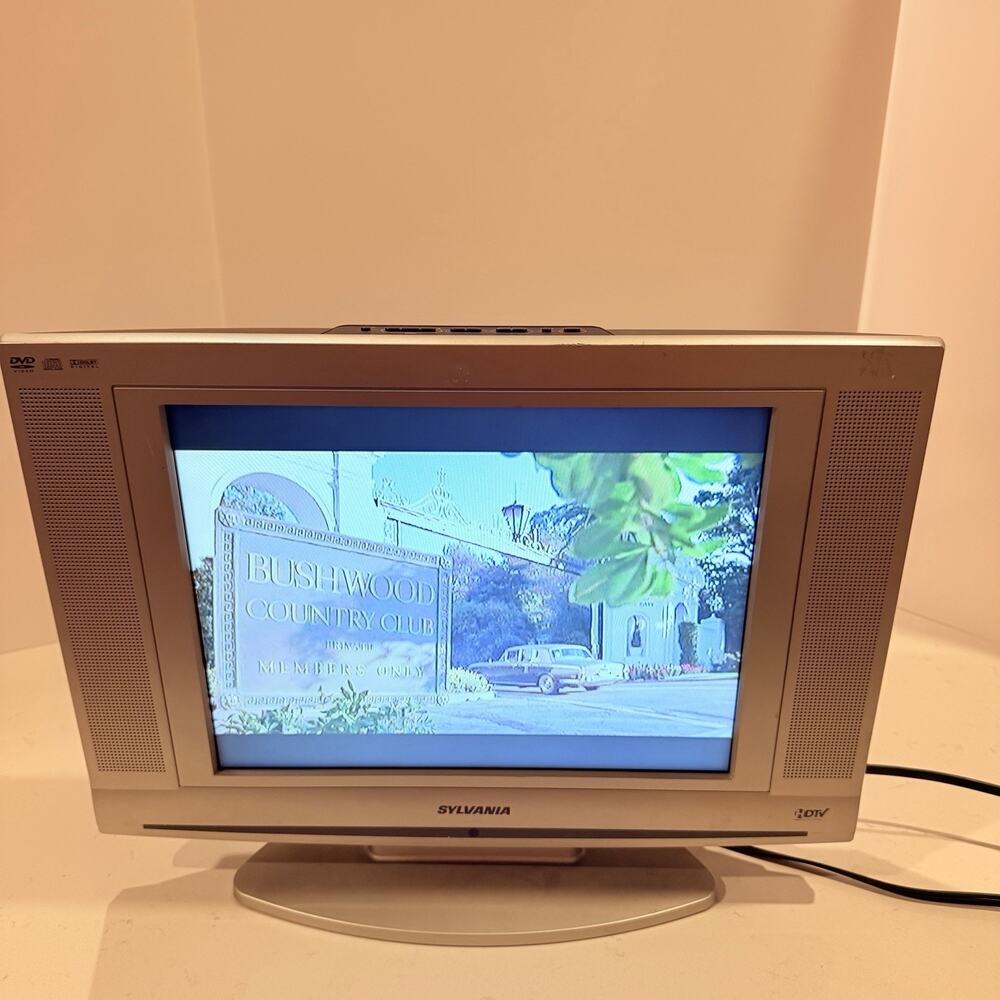 Sylvania LD155SL8 15” Digital LCD TV + DVD Combo Tested Working With Remote - Picture 5 of 10